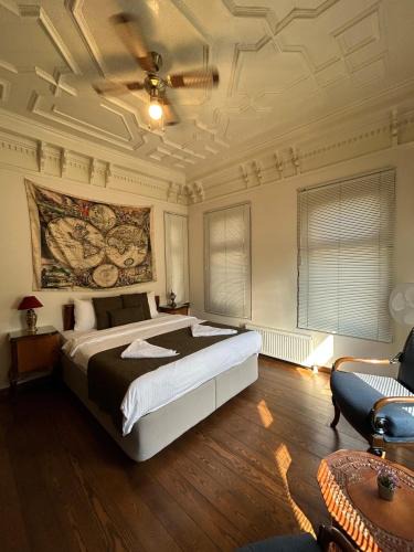 Istanbul City Center Apartment | Historical Greco-Ottoman Pavilion near Tram in Fatih