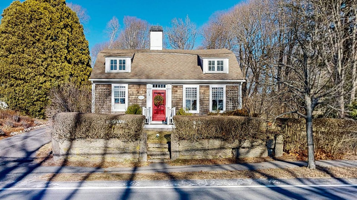 Sandwich House | Historical home built in 1680 with modern convenience & original charm