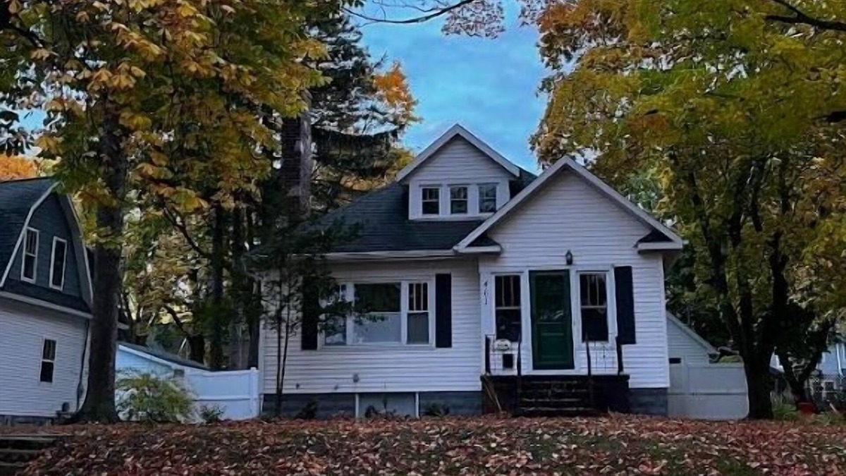 Manistee House | Historical home walkable to town & the beach with private hot tub & beach gear