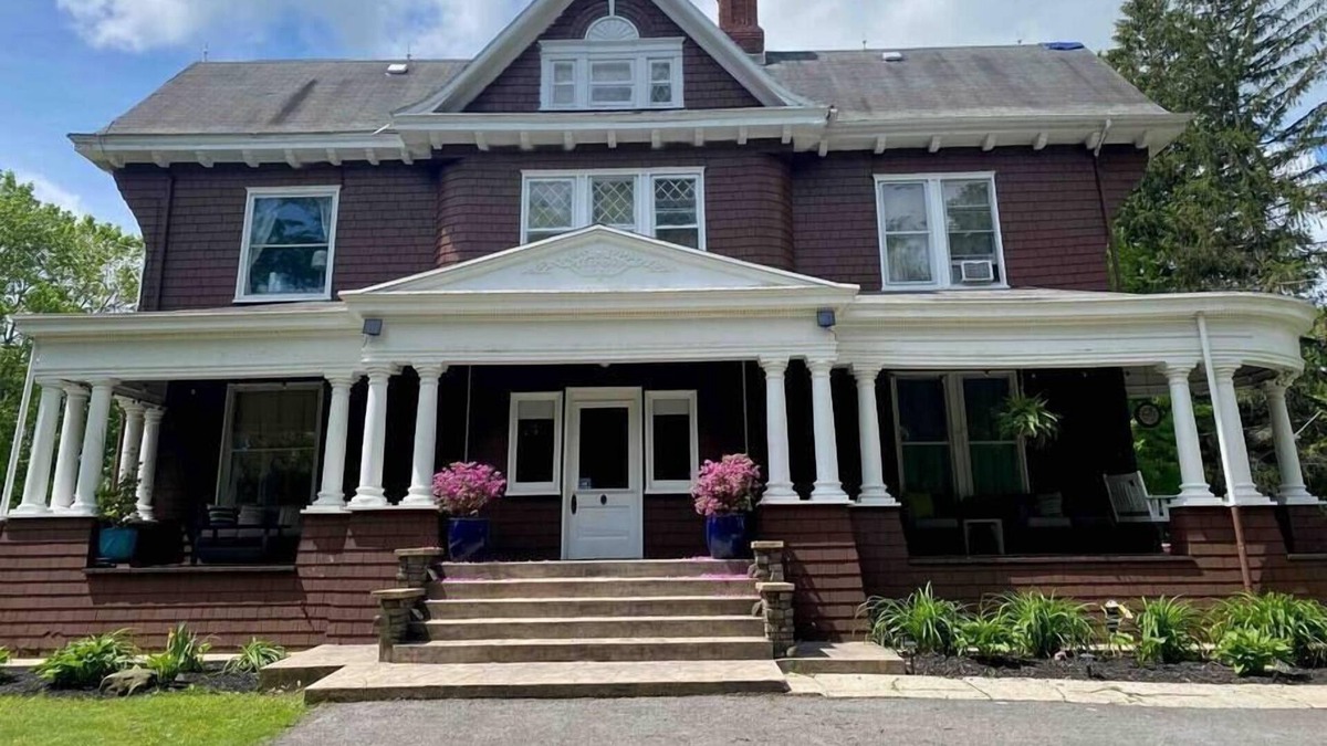 Terra Alta House | Historical Lakin Victorian Retreat home w/gym