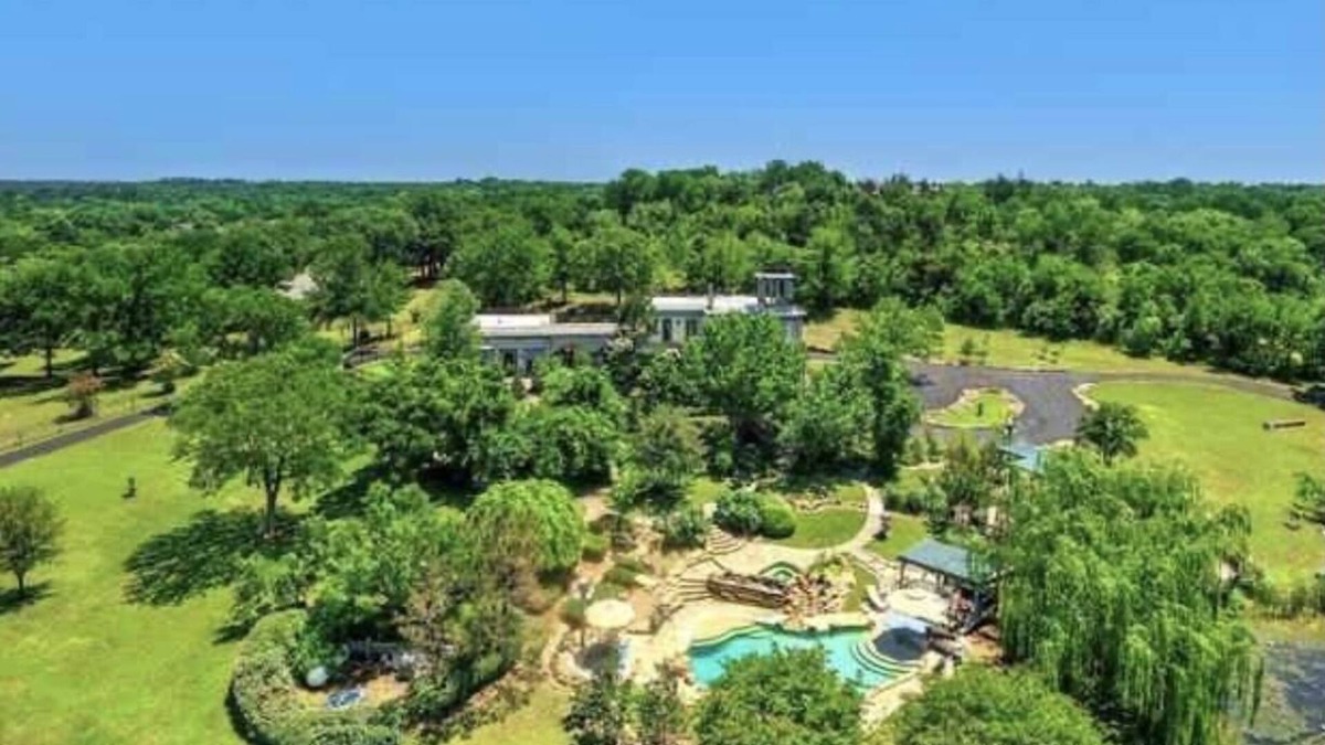 Denison Villa | Historical Mansion Beside 174 Acre Disc Golf Park