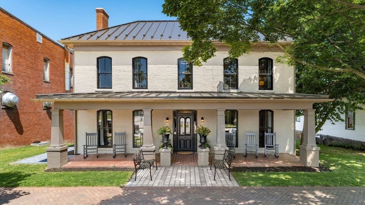 Somerset House | Historical & Quaint Renovated I-House in Downtown Somerset W/Great Walkability