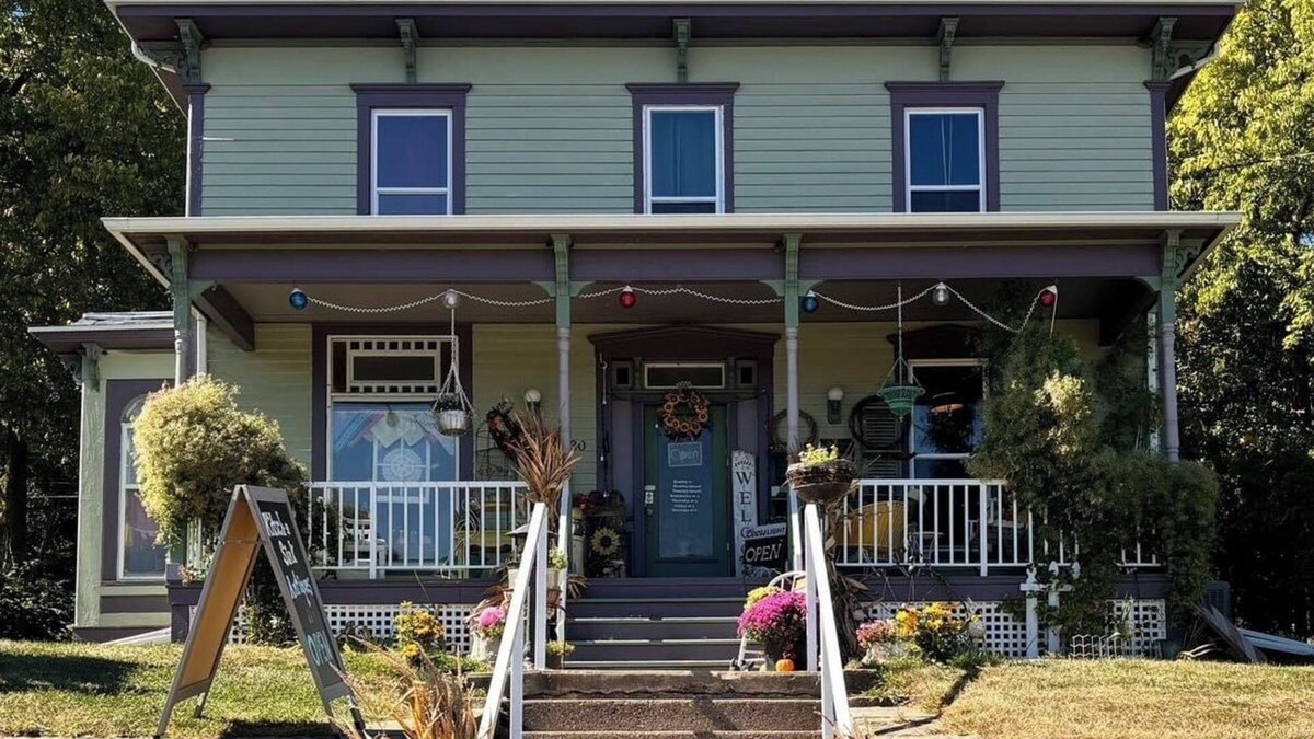 Le Claire House | Historical riverfront home in beautiful LeClaire. Kid and pet friendly!