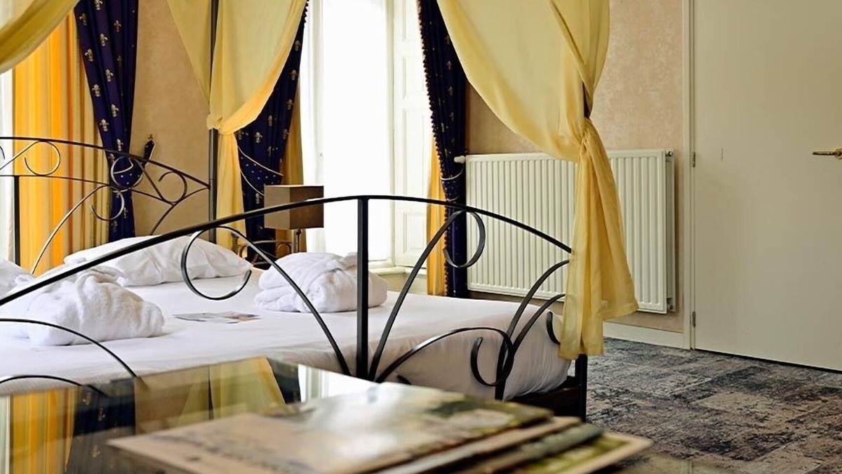 Leeuwarden House | Historical Room Ideal for Cultural Explorers Near Fries Museum