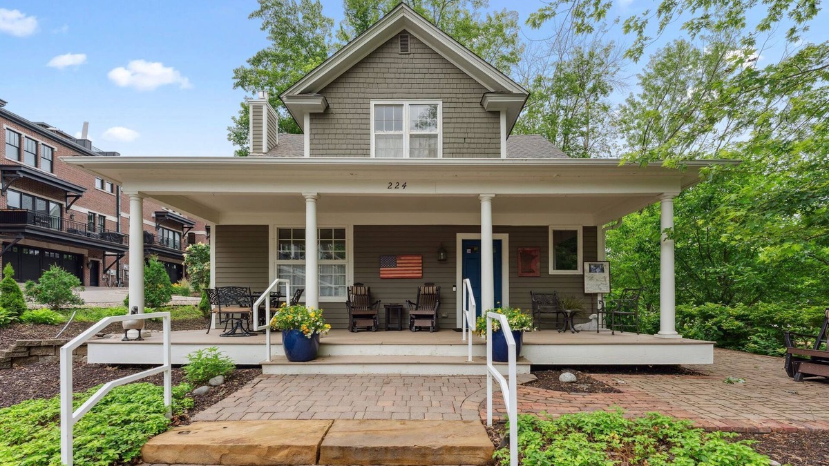 Wayzata House | Historical/Rustic home built in 1900s. Nestled just 300yrds form Lake Minnetonka