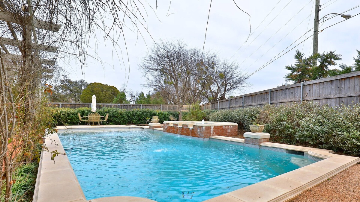 Sayles Blvd. Area Bed & Breakfast | Historical Sayles Blvd close to downtown and colleges