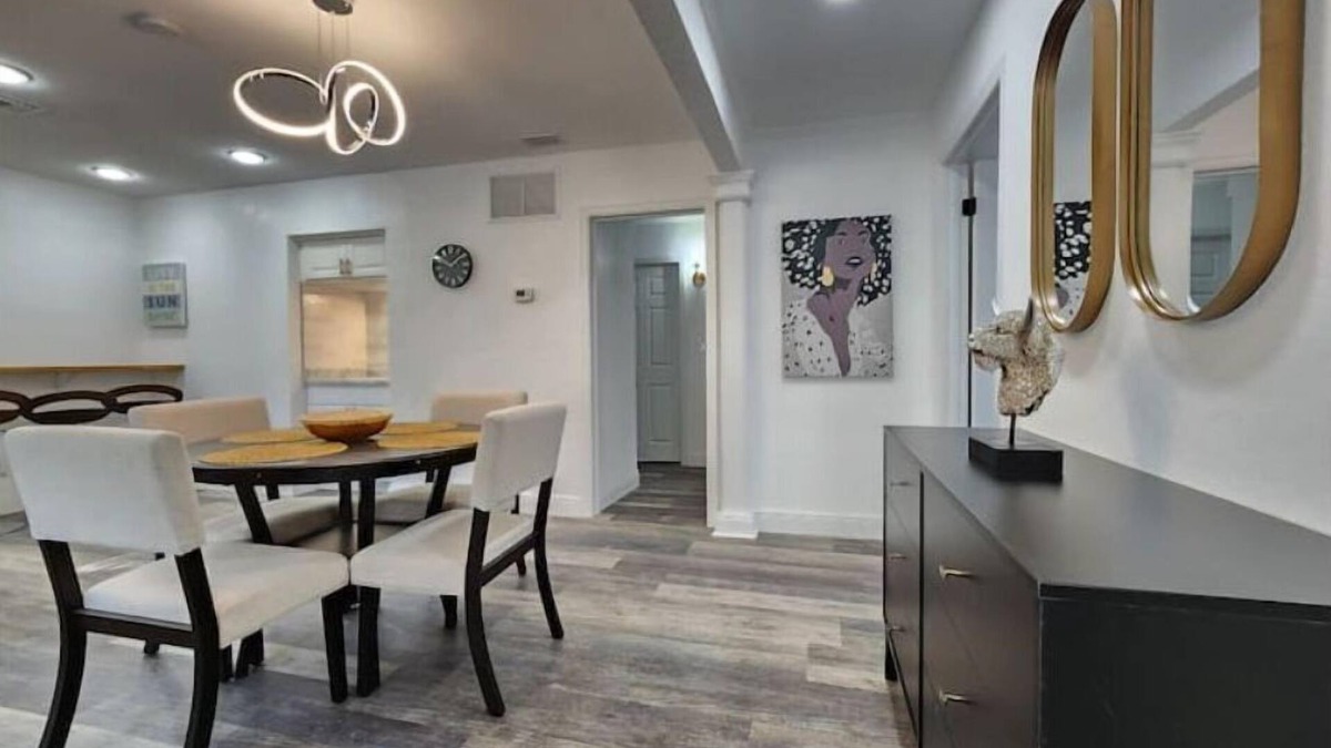 Wadeview Park House | Historical SodoHouse DT near hospitals - Sleeps 11