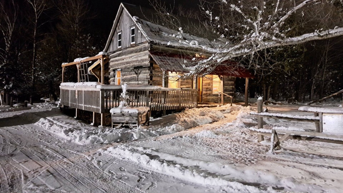 Eganville Cabin | Historical Square Timber Home right at the heart of Snow Country