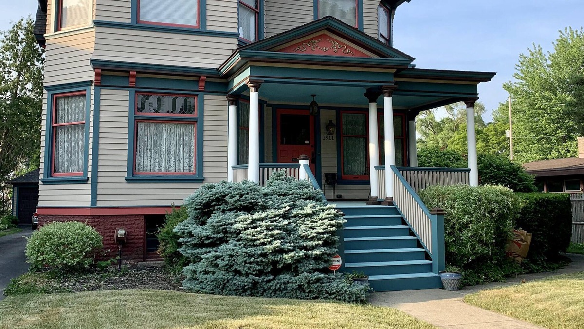 Center Avenue Historic District House | Historical Victorian Mini-Mansion! Baby Grand Piano-Pool Table-Full Kitchen