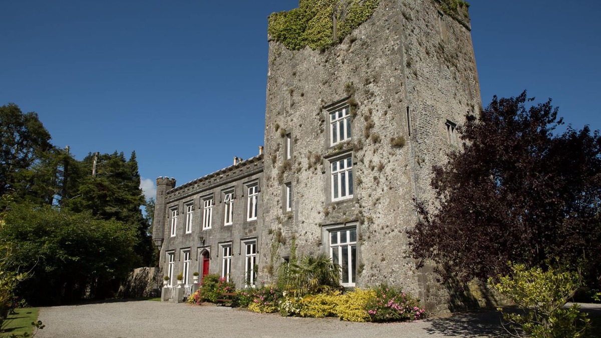 Mullinahone Other | Historically homely castle with stunning wall gardens, perfect for group stays