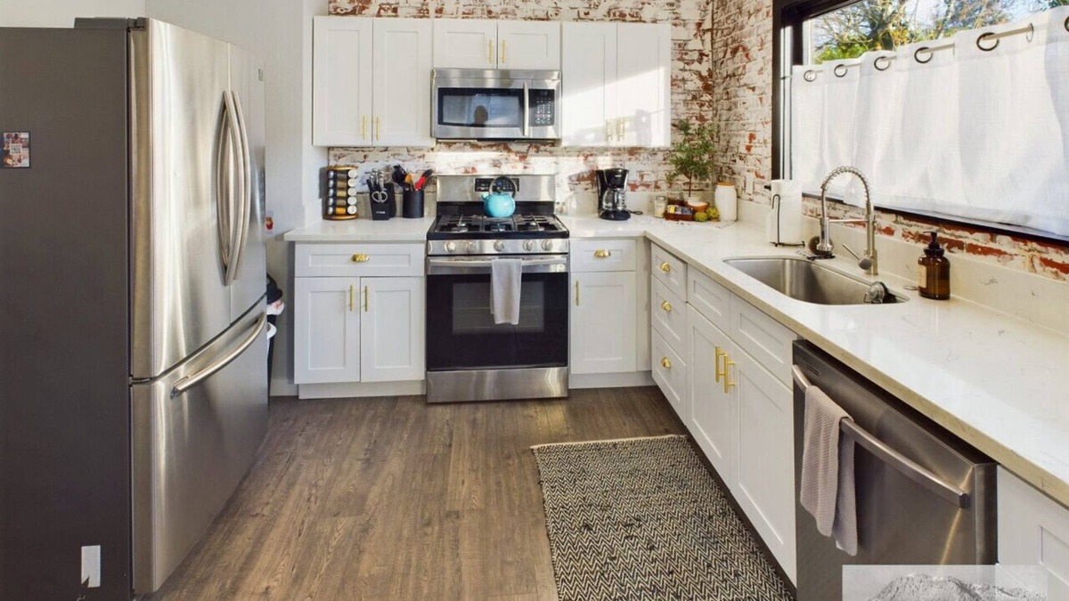 Albany House | Historically renovated house sleeps 20+ in downtown Albany!