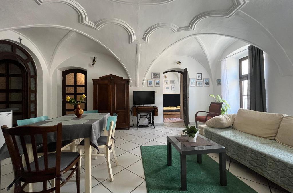Banska Bystrica Apartment | Historický apartmán v centre mesta-2min pešo na námestie