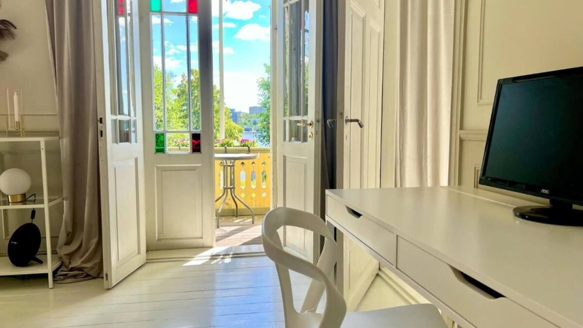 Huvudsta Apartment | Historisk Lägenhet Nära Stan vid Vattnet