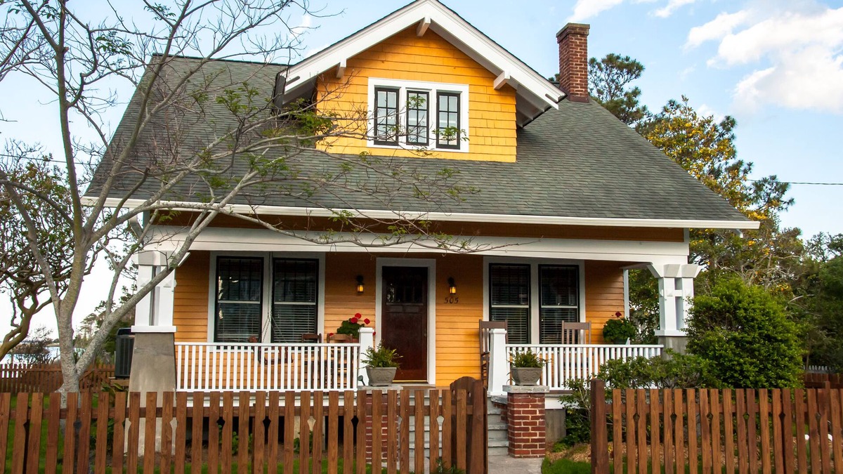 Historic Downtown Manteo House | History Loves Company-1920's Arts and Crafts Sears Kit Home-family/dog Friendly
