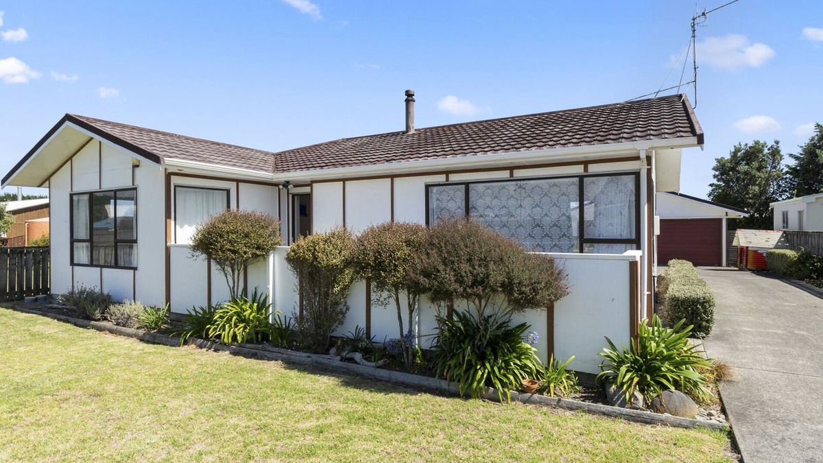 Waitarere Beach House | Hit The Beach - Waitarere Beach Holiday Home