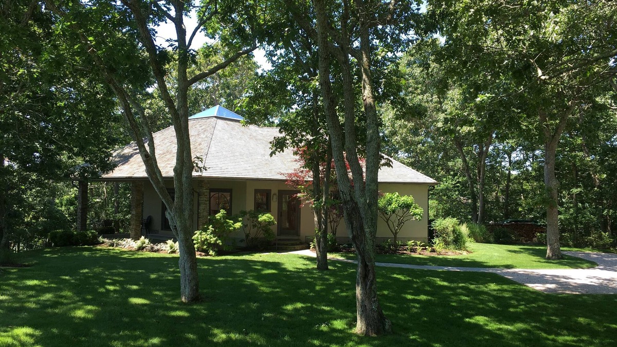 Montauk House | Hither Hills - Pristine Guest House on private estate; walk to beach.