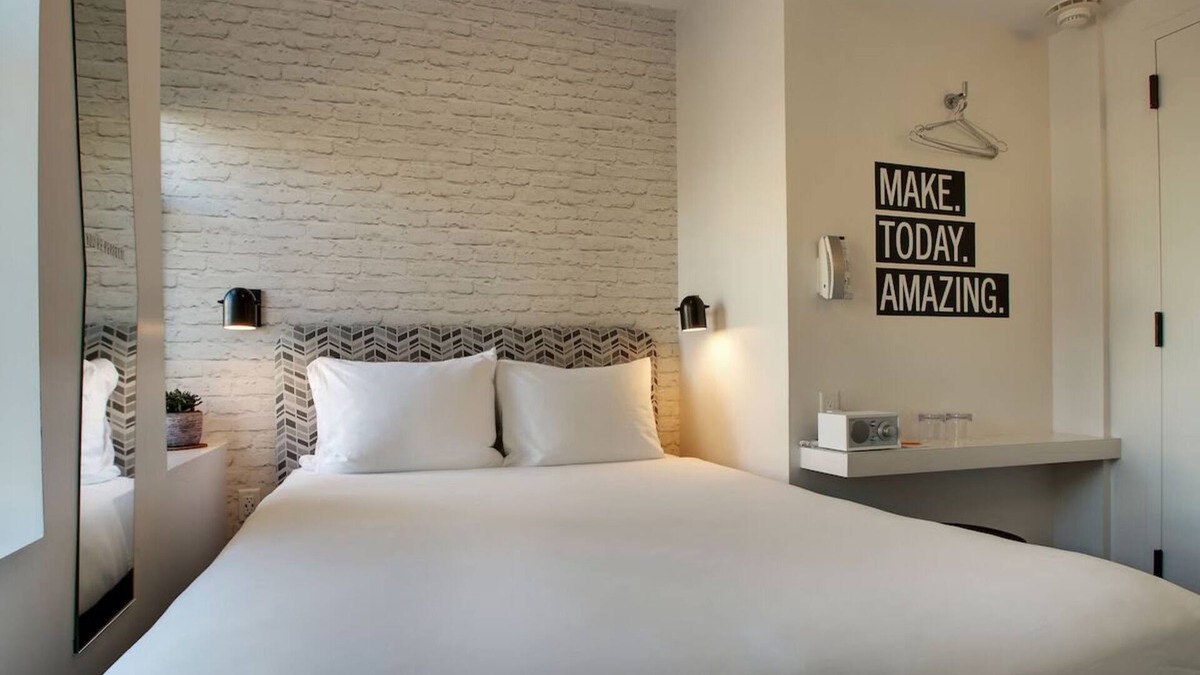 Foggy Bottom Hotel | Hive Queen, Hotel Hive, Clean and Modern, Historic