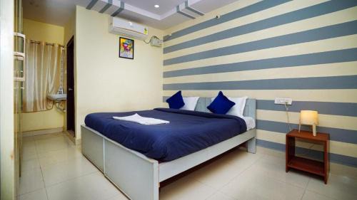 HITEC City Apartment | HIVEE-1 Rooms & Living Twin Bed AC