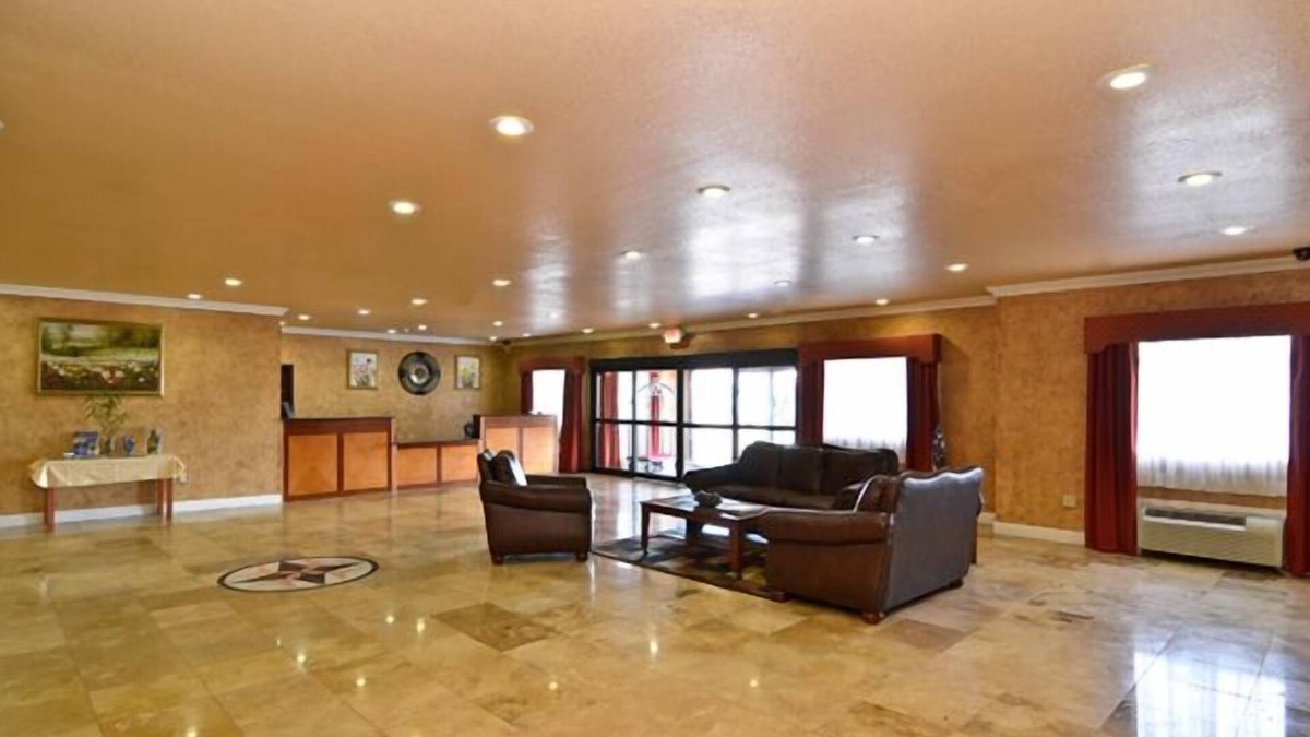 Broken Bow Hotel | HiWay Inn Express of Broken Bow