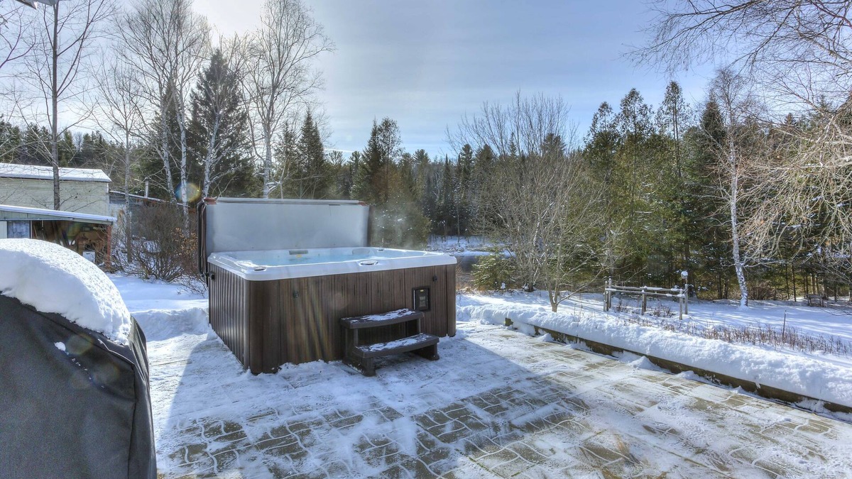 Riviere-Rouge Ski Chalet | Hjort Cottage - Rivière-Rouge, 3BDR 7bed Heated floors Riverfront Spa, Pool table Gas fireplace Newl