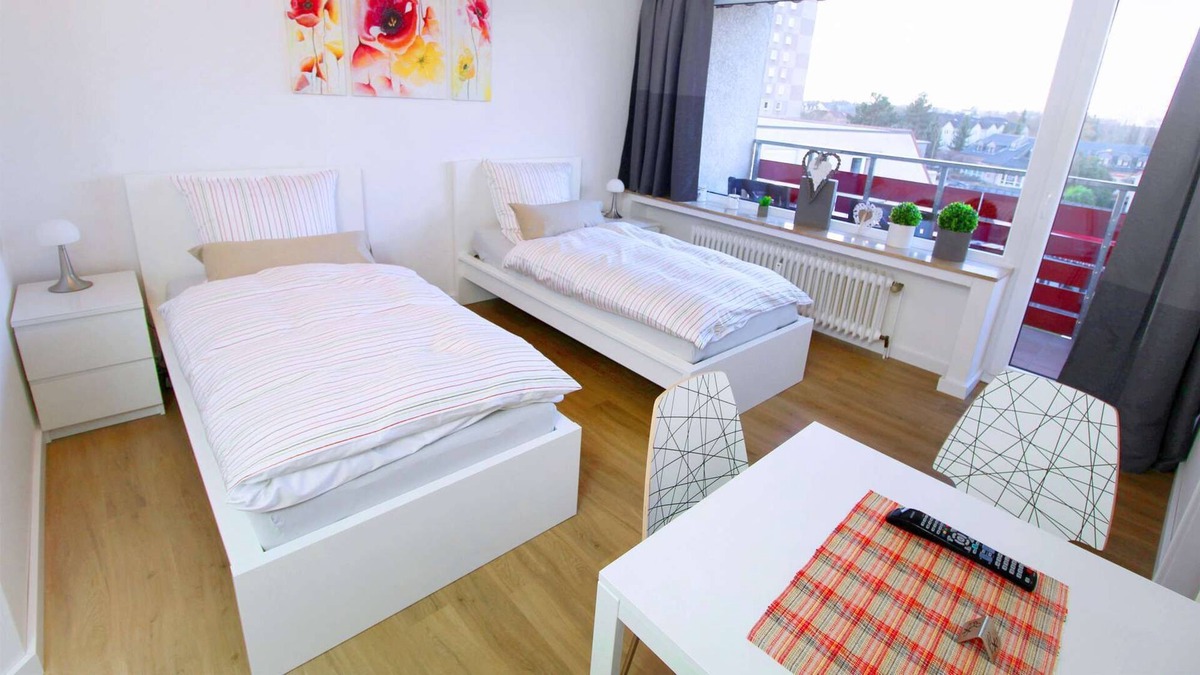 Sankt Augustin Apartment | HÖ01 large apartment with dryer and washing machine