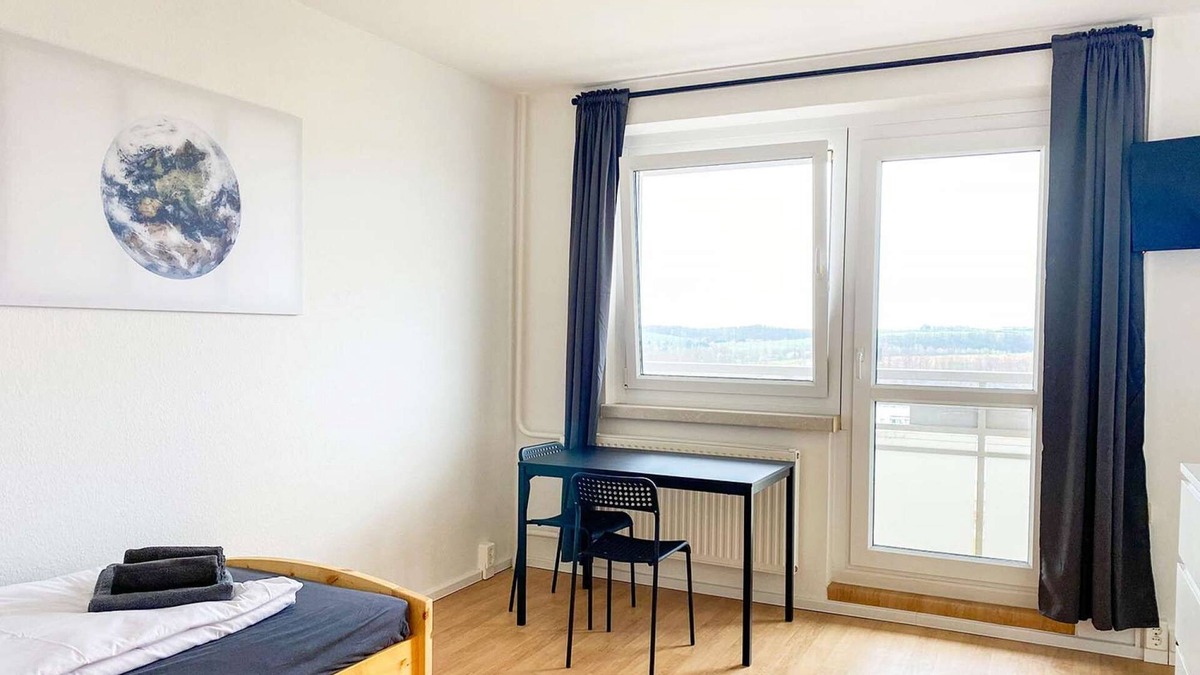 Zwickau Apartment | HÖ01 large apartment with dryer and washing machine
