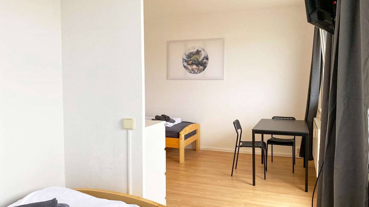 Zwickau Apartment | HÖ01 large apartment with dryer and washing machine