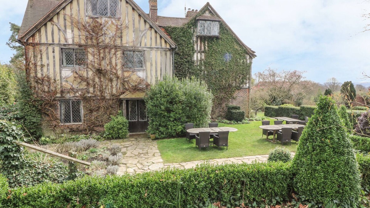 Chiddingstone Hoath Cottage | HOATH HOUSE, pet friendly, luxury holiday cottage in Chiddingstone