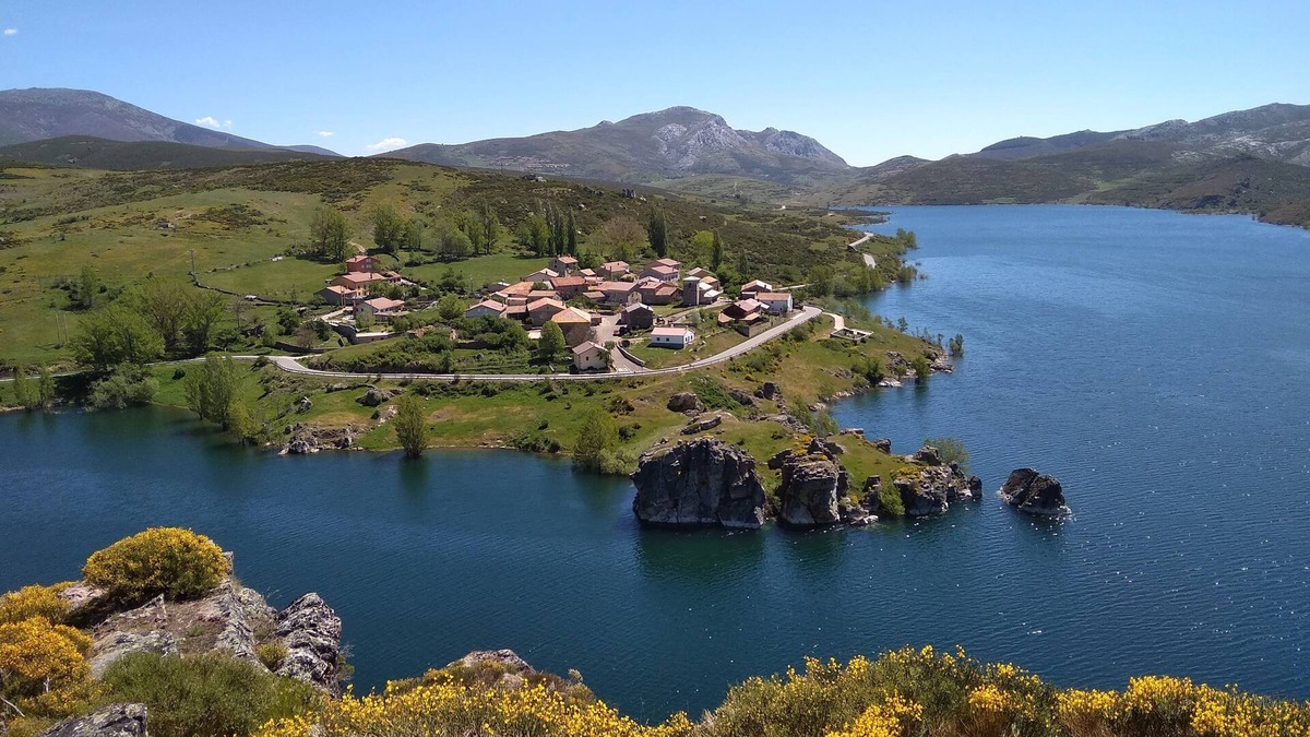 Cardano de Abajo House | Hobbit House (bioclimatic and half-buried with green cover).
