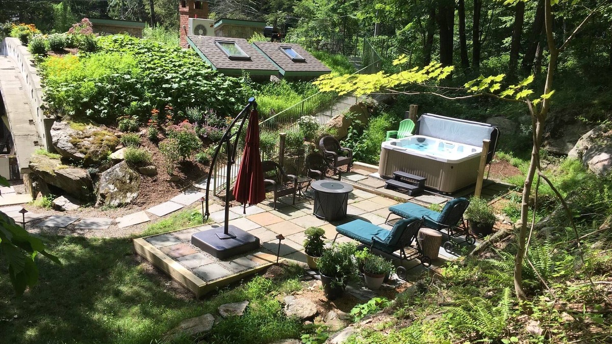 Pawling House | Hobbit House! Lovely, one of a kind, Hudson Valley hobbit house WITH hot tub.