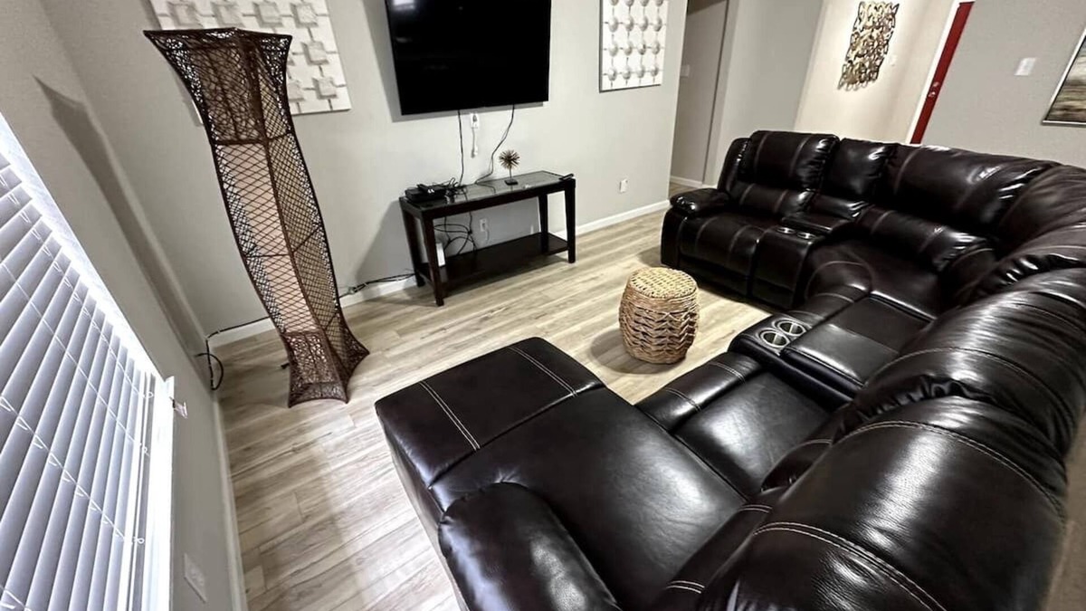 Houston House | Hobby Airport/Downtown/Nasa - 3 Beds, 2 Baths
