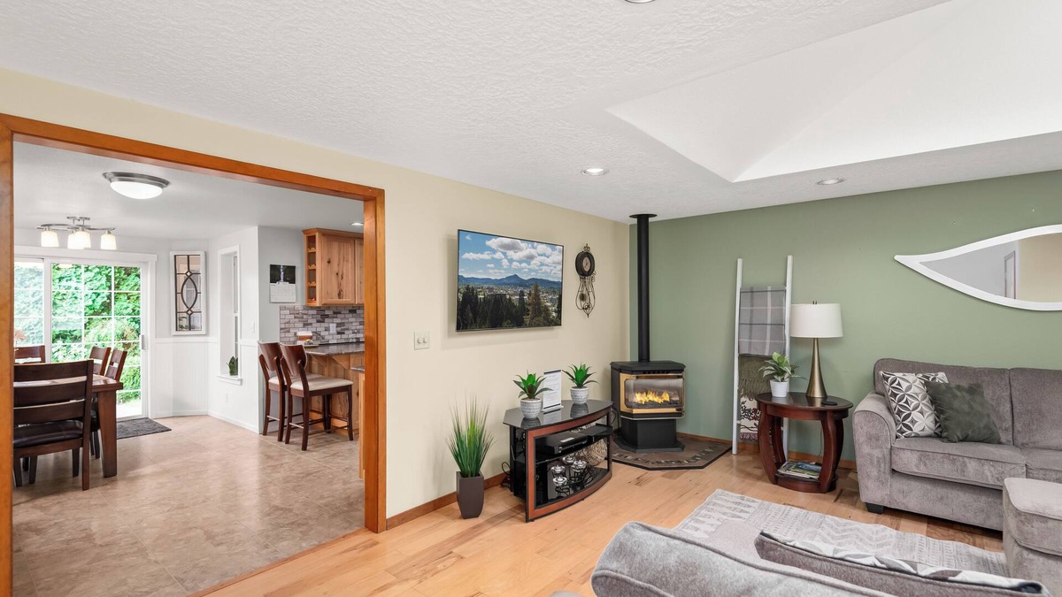 Junction City Other | Hobby Farm Home shares Hobby Farm Apartment property 888573. Rent both!