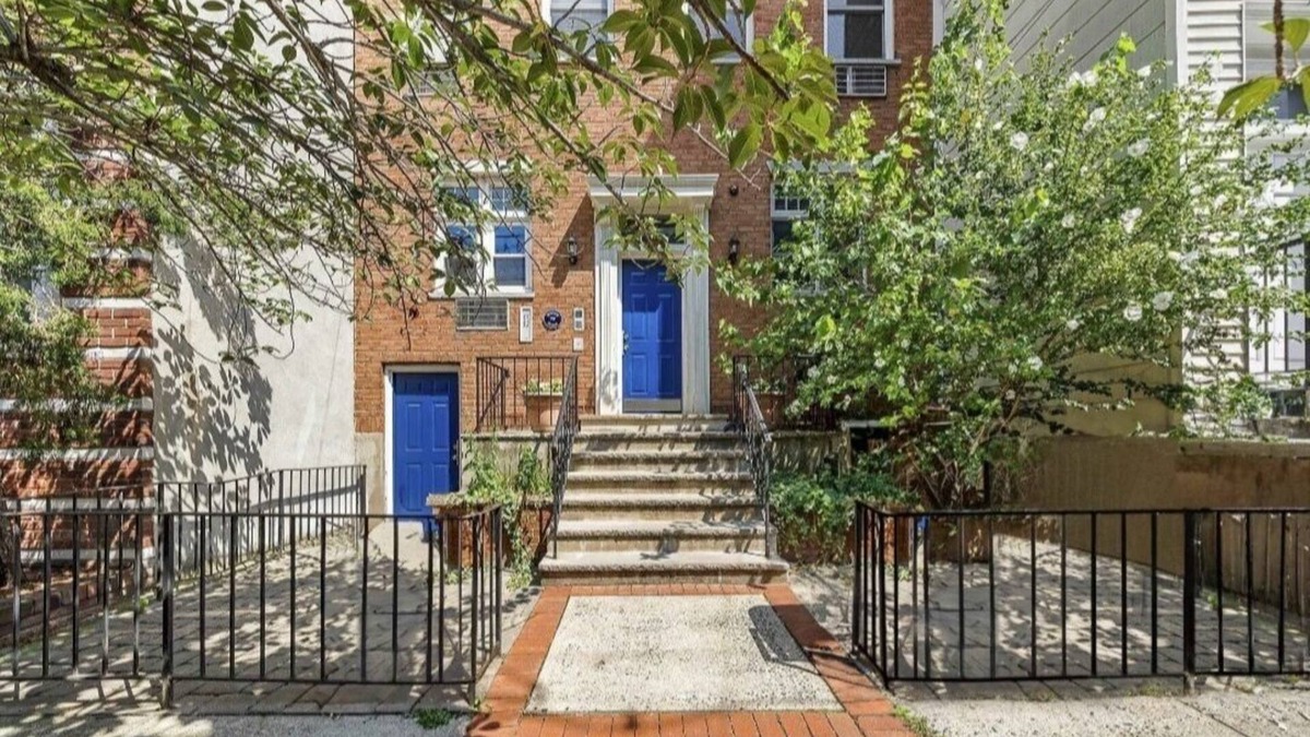 Hoboken Condo | Hoboken Brownstone Condo-1st Fl, 2 Bedrms w/Private Backyard Close to NYC trains