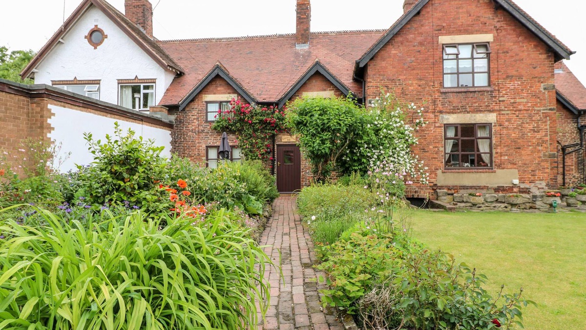 Ilkeston Cottage | HOBSON'S COTTAGE 10 MAIN STREET, family friendly in Ilkeston