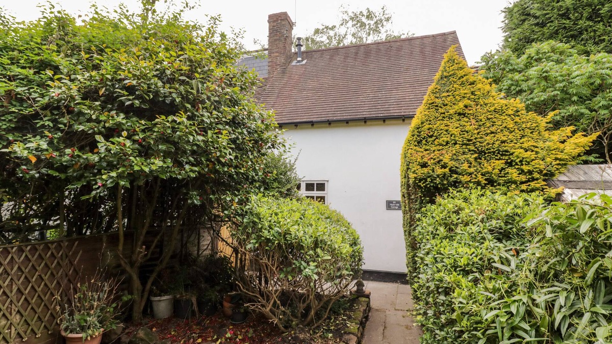 Kenilworth Cottage | HOCK-TIDE COTTAGE, pet friendly, with a garden in Kenilworth