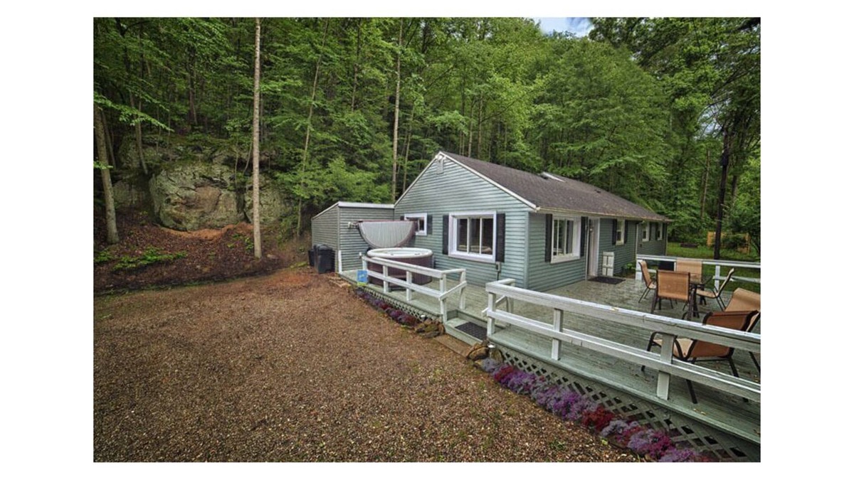 Rockbridge House | Hocking Hills Cottage Nestled in Rock Formations
