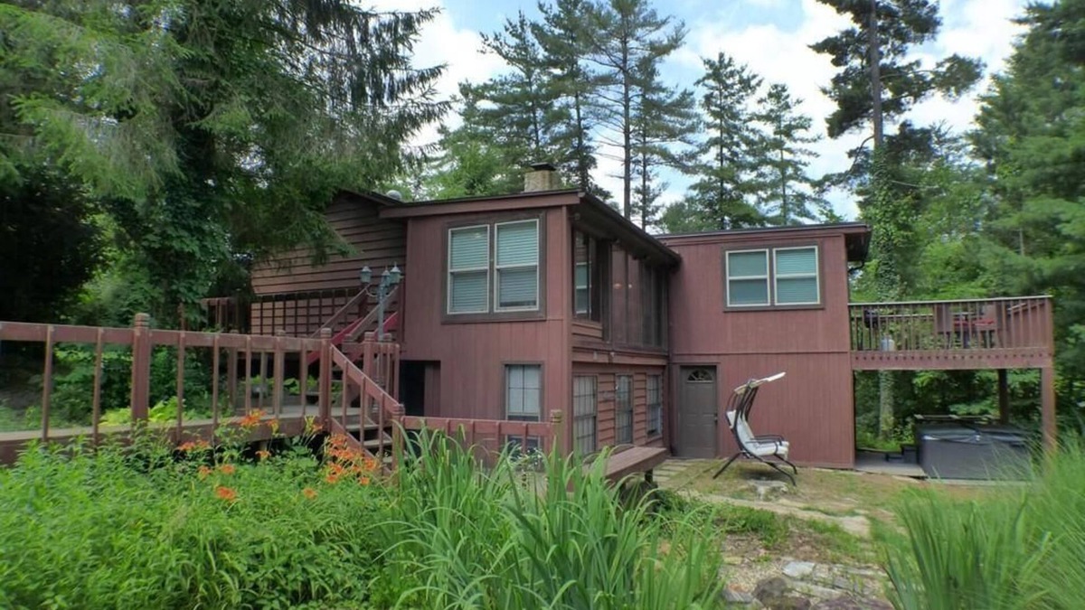 Logan Cottage | Hocking Hills Cottage with beautiful pond