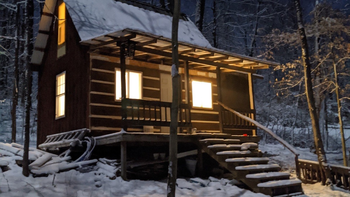McArthur Cabin | Hocking Hills,Cozy Secluded Cabin,Minutes to Caves/WiFi/Pet Friendly!