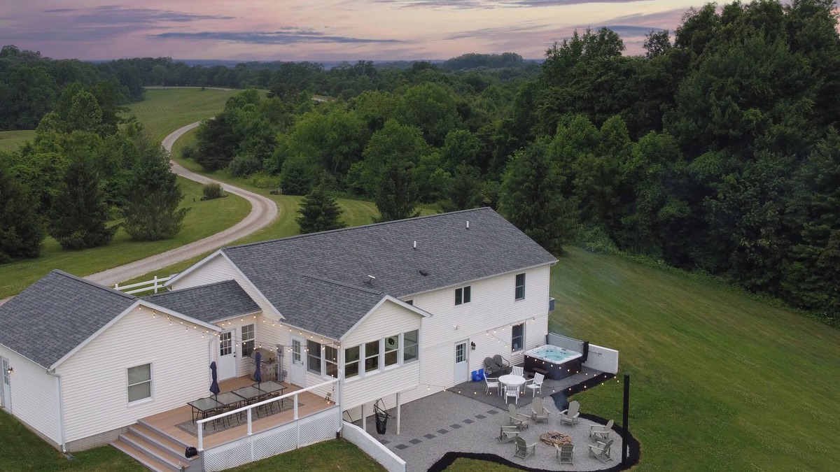 Logan House | Hocking Hills Family Cabin w/Theater & Disc Golf!