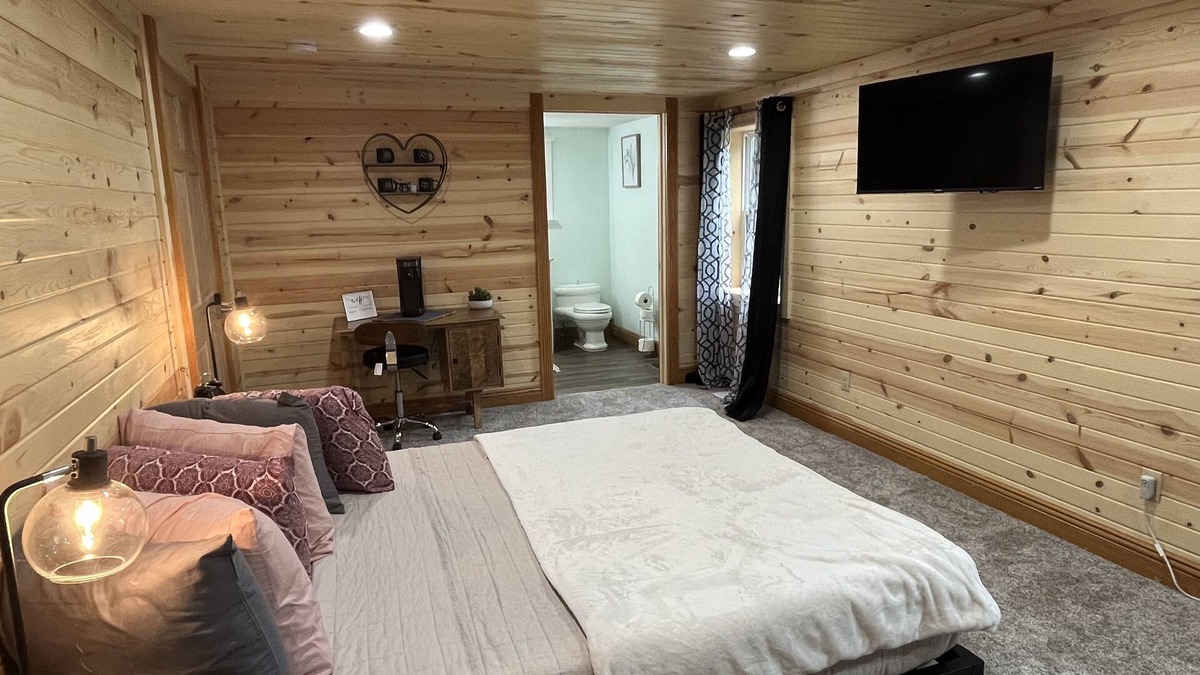 Logan Resort | Hocking Hills Getaway @ Pine Creek Villas! The Oak Room - Honeymoon Suite