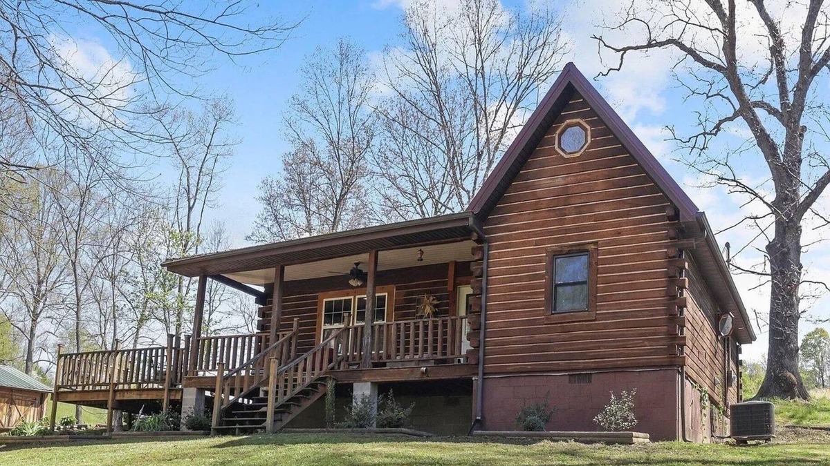 Ray Cabin | Hocking Hills Hiking and Fishing -PET FRIENDLY-