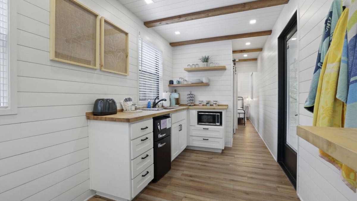 Logan Apartment | Hocking Hills: Hiltop Haven: The Top Deck