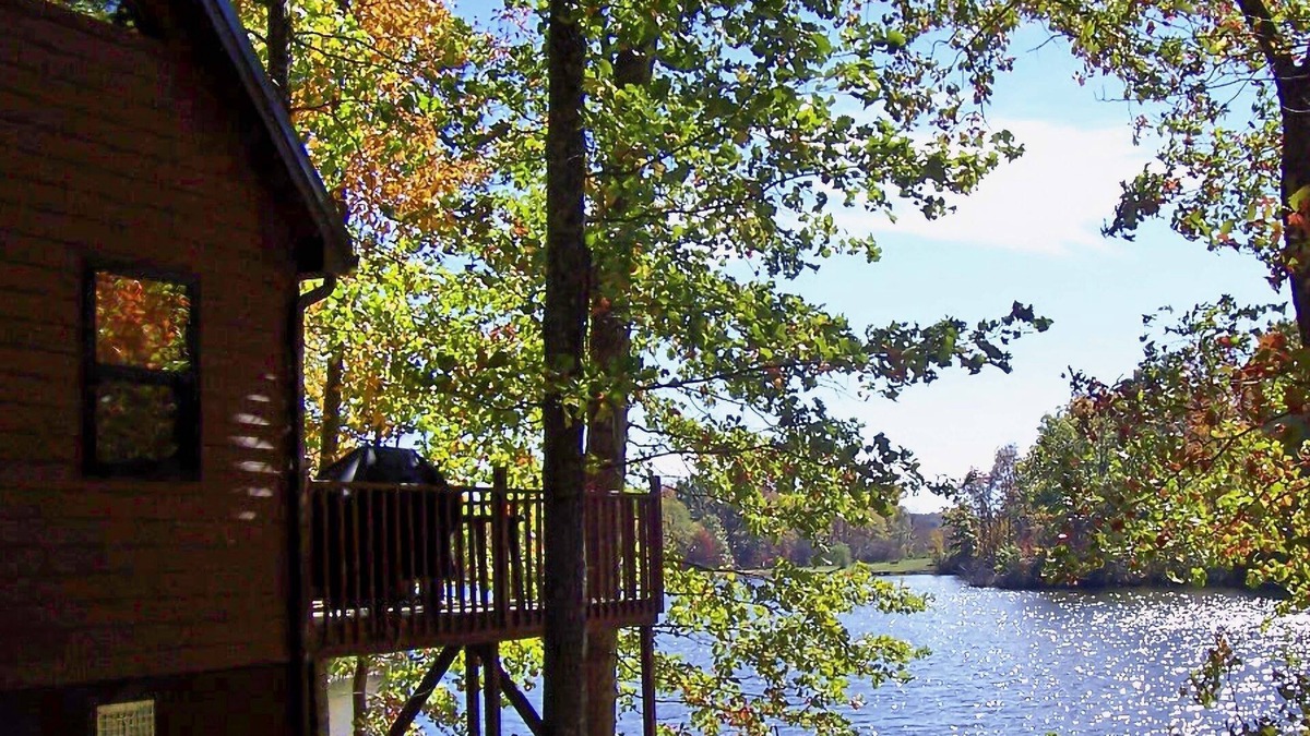 Carbon Hill Cabin | Hocking Hills Lake Gem w/Hot Tub, Dock, 100 Acres