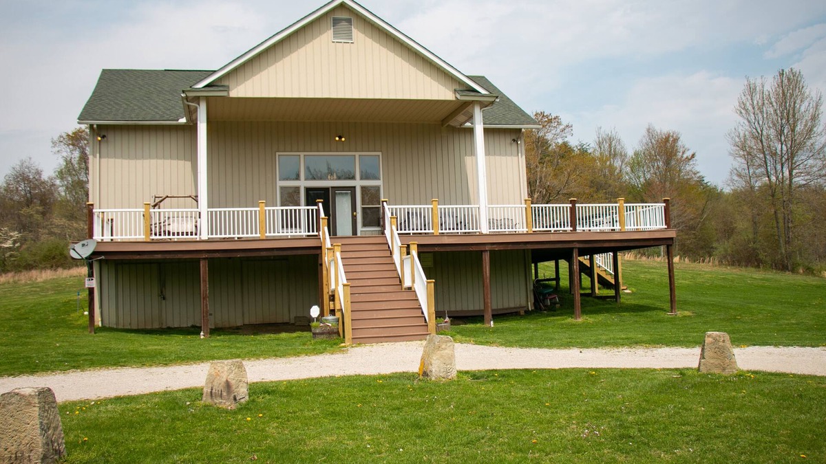 New Plymouth Cabin | Hocking Hills Lodge w/hottub,10acre lake, with Basketball & Pickleball court