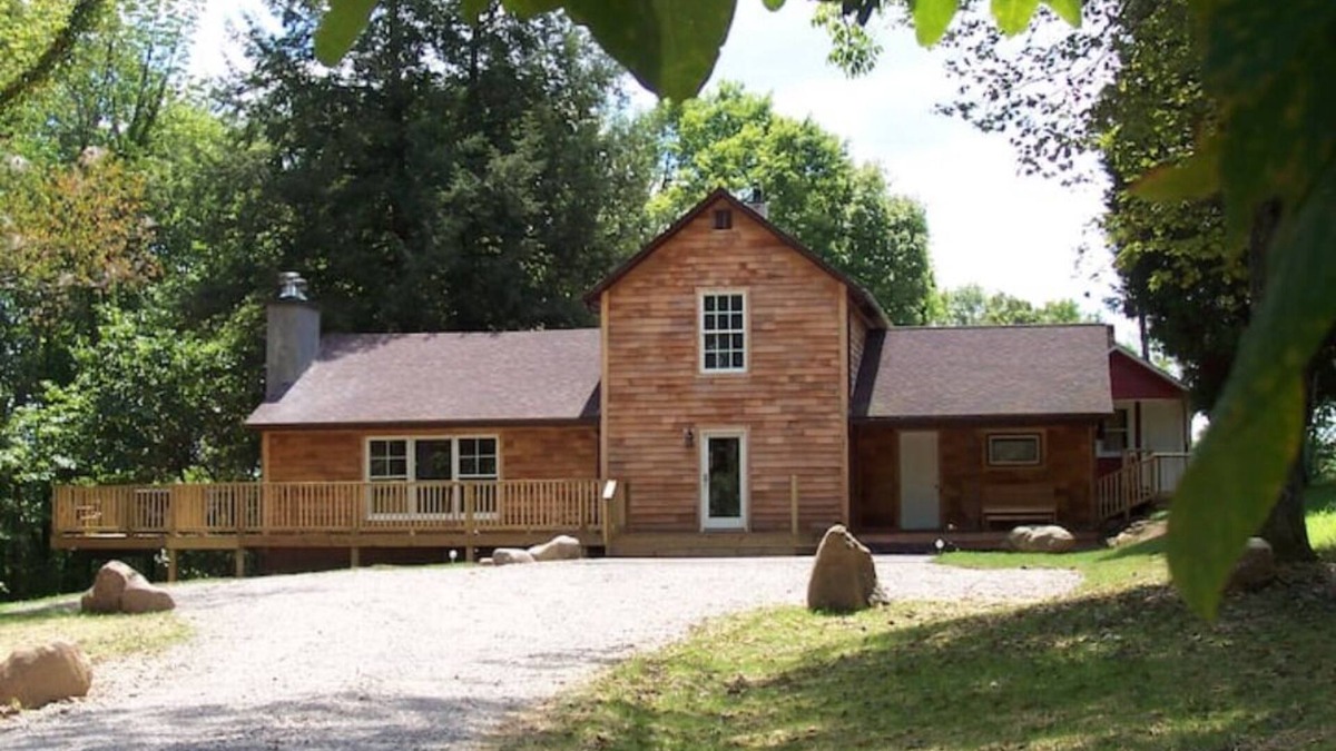 Logan Cabin | Hocking Hills Lodge on 80 acres -HotTub & GameRoom