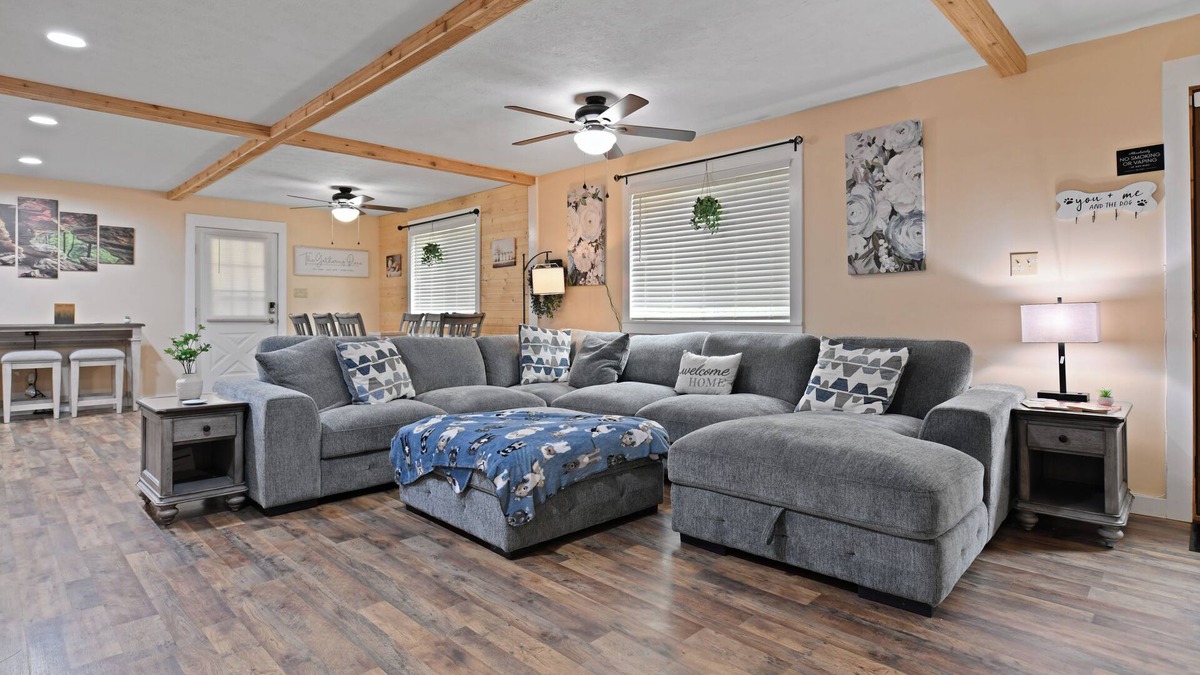 Lancaster House | Hocking Hills- Nov.-Dec. weekends open-No Pet Fee
