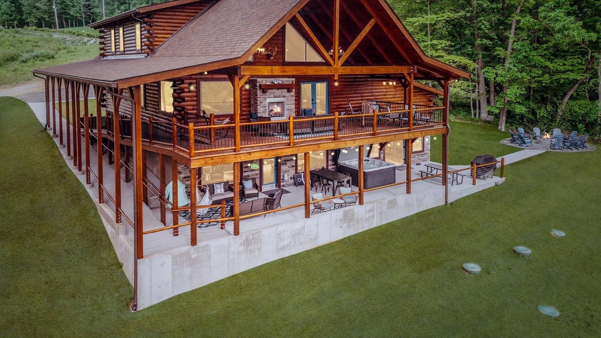 McArthur Cabin | Hocking Hills: Pool! Game Room! Trails! Sleeps 20!