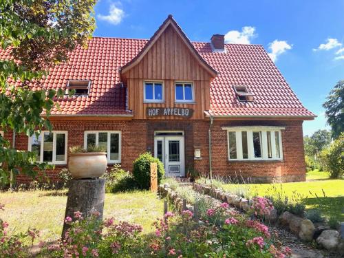 Bergenhusen Apartment | Hof Appelbue - Urlaub in zwei Ferienwohnungen im Storchendorf Bergenhusen