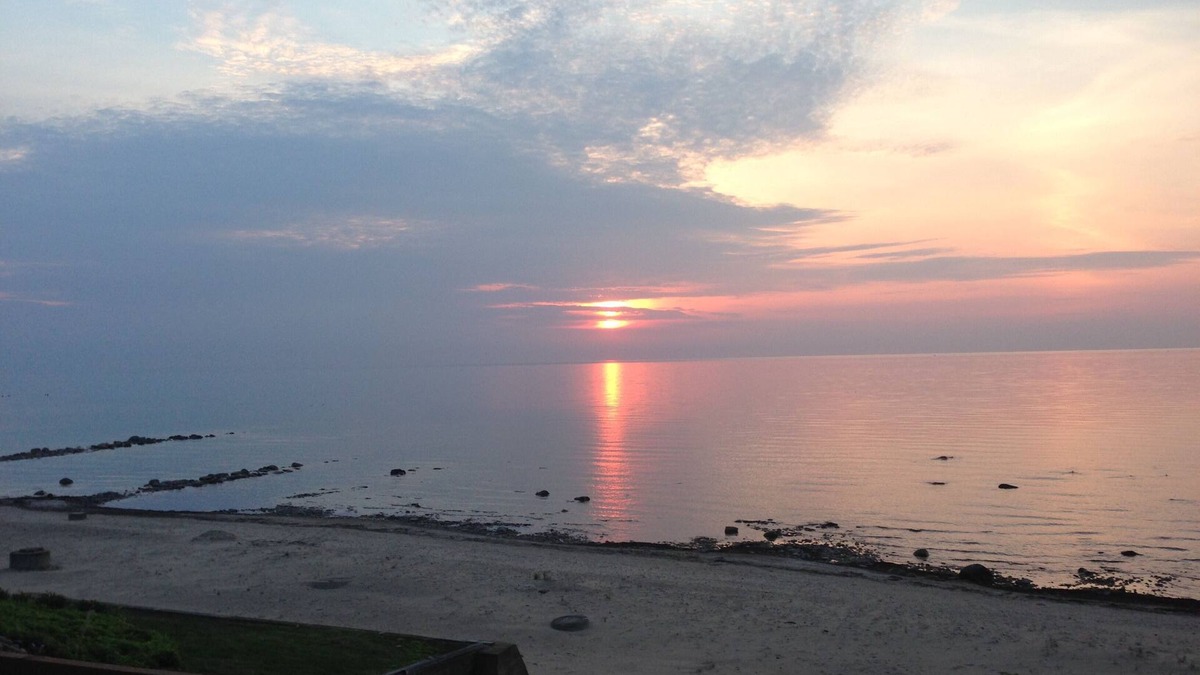 Carsonville Cottage | Hoff Cottage - Right On The Beach. Free Wi-Fi, BBQ Grill and Firepit On Beach