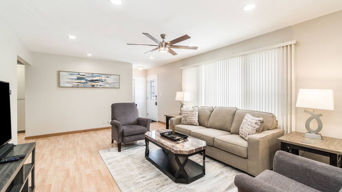 Schaumburg House | Hoffman Estates FHS Rental